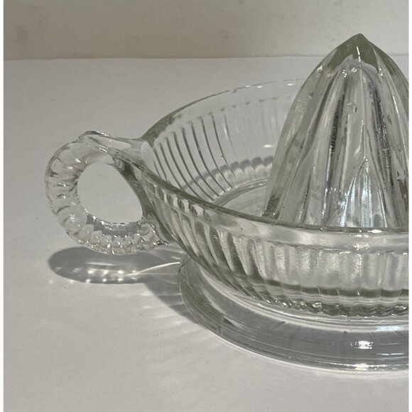 Vintage 1930’s Anchor Hocking Reamer Citrus Juicer with Ribbed Handle and Spout - Picture 5 of 12